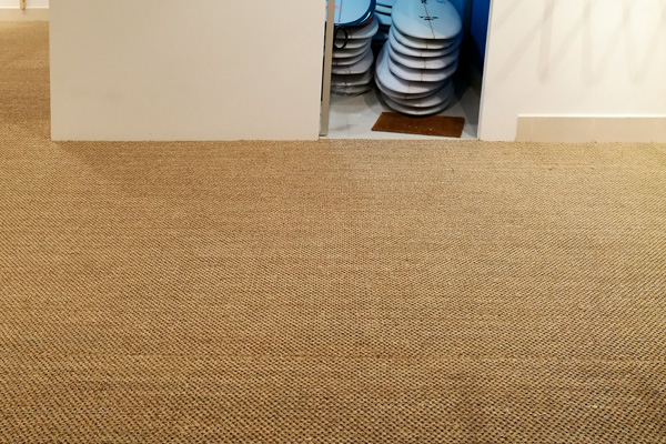 instalación de moqueta realizada por artilan en donostia, gipuzkoa